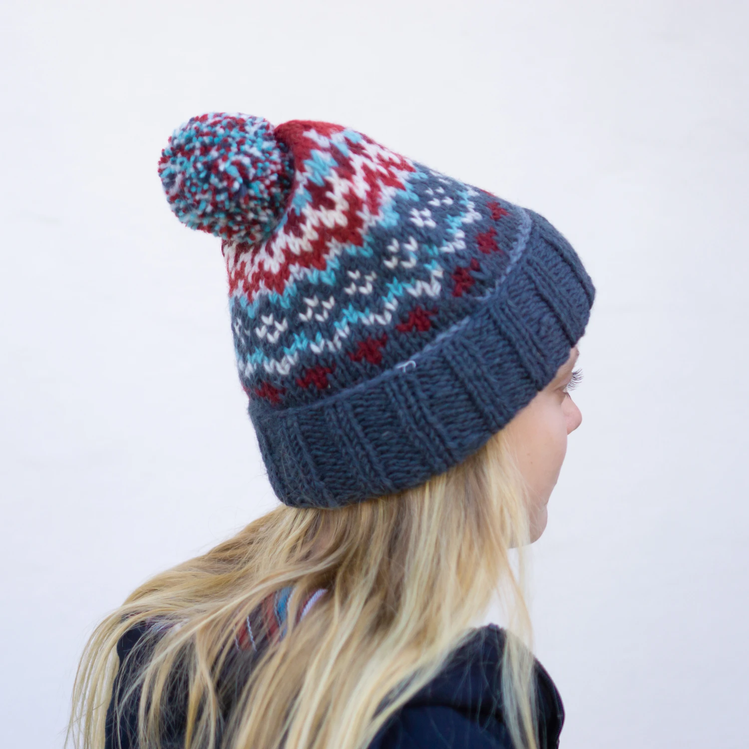 Bommelmütze Aus Nepal, Mütze Aus Schurwolle, Wintermütze - Grau/rot 5 Bommelmütze Aus Nepal, Mütze Aus Schurwolle, Wintermütze - Grau/rot – Bild 3