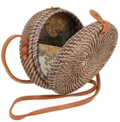 Geflochtene Handtasche, Korbtasche, Rattantasche, Balitasche Rund - Modell 1 - 20x20x7 Cm Ø20 Cm 7 Geflochtene Handtasche, Korbtasche, Rattantasche, Balitasche Rund - Modell 1 - 20x20x7 Cm Ø20 Cm -Modebekleidungsgeschäft tisy 18 bali taschen und bekleidung 6